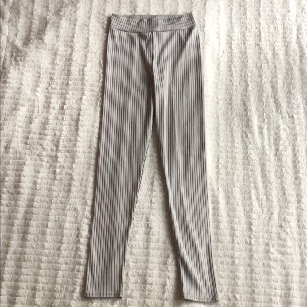 🤍 Pretty Little Thing Ribbed Leggings 🤍 - Picture 4 of 4